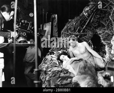 MAUREEN o'SULLIVAN come Jane Parker e JOHNNY WEISSMULLER come Tarzan sul set candid con macchina fotografica e equipaggio film TARZAN e IL SUO COMPAGNO 1934 registi CEDRIC GIBBONS e JACK CONWAY personaggi EDGAR RISO BURROUGHS Foto di TED ALLAN Metro Goldwyn Mayer Foto Stock