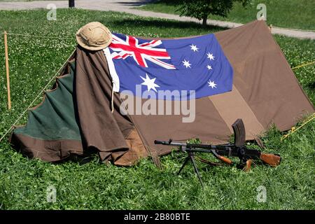 Tenda militare, bandiera australiana e mitragliatrice inglese della seconda guerra mondiale Foto Stock