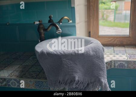 Interni eleganti del bagno in stile retrò Foto Stock