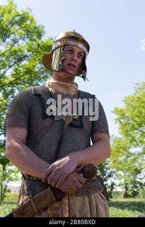 Kiev, Ucraina - Maggio 27 2018: Uomo vestito da legionario romano nella festa della ricostruzione storica Foto Stock