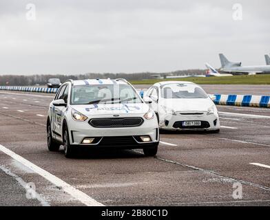 USO EDITORIALE SOLO i membri del consorzio Mucca danno dimostrazioni della tecnologia Multi Car Collision Avoidance (Mucca) di recente sviluppo presso il Bruntingthorpe Proving Ground nel Leicestershire. Foto Stock