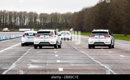 I membri del consorzio Mucca offrono dimostrazioni della nuova tecnologia Multi Car Collision Avoidance (Mucca) al Bruntingthorpe Proving Ground nel Leicestershire. Foto Stock