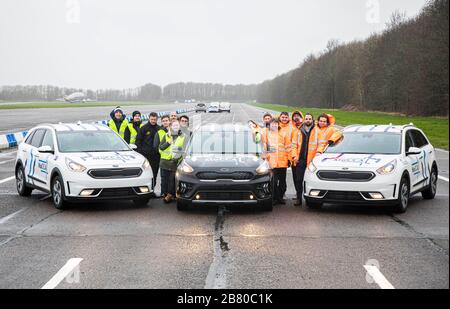 USO EDITORIALE SOLO i membri del consorzio Mucca danno dimostrazioni della tecnologia Multi Car Collision Avoidance (Mucca) di recente sviluppo presso il Bruntingthorpe Proving Ground nel Leicestershire. Foto Stock