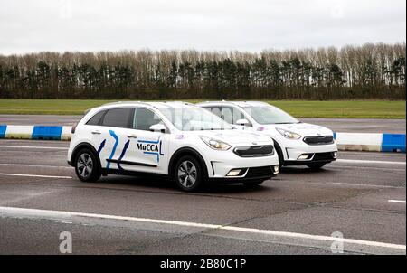 USO EDITORIALE SOLO i membri del consorzio Mucca danno dimostrazioni della tecnologia Multi Car Collision Avoidance (Mucca) di recente sviluppo presso il Bruntingthorpe Proving Ground nel Leicestershire. Foto Stock