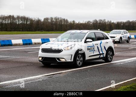 USO EDITORIALE SOLO i membri del consorzio Mucca danno dimostrazioni della tecnologia Multi Car Collision Avoidance (Mucca) di recente sviluppo presso il Bruntingthorpe Proving Ground nel Leicestershire. Foto Stock