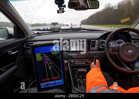 USO EDITORIALE SOLO i membri del consorzio Mucca danno dimostrazioni della tecnologia Multi Car Collision Avoidance (Mucca) di recente sviluppo presso il Bruntingthorpe Proving Ground nel Leicestershire. Foto Stock