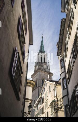 Foto ad angolo basso del campanile della chiesa di San Lorenzo, tra due edifici a San Gallo Foto Stock