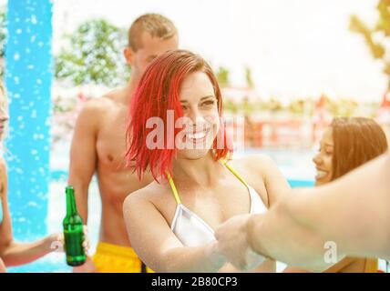 Amici felici che hanno partito in aqua parco piscina tostare birra - giovani che ride e divertirsi all'aperto in estate - Vacanza e freedo Foto Stock