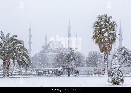 Vista della Moschea di Sultanahmet (Moschea Blu) in una giornata invernale innevata a Istanbul in Turchia Foto Stock