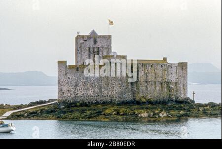 Il Castello di Kisimul si trova su un isolotto roccioso nella baia appena al largo della costa di barra. La leggenda narra che questa sia stata la roccaforte dei MacNeils fin dal Foto Stock