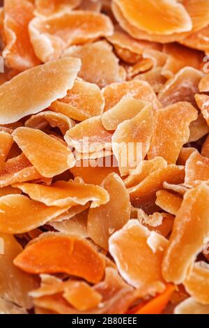 Fondo di mango essiccato. Fette candite di mango. Foto Stock