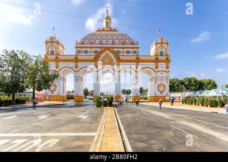 Vista frontale dell'arco d'ingresso (Portada) alla Fiera di aprile ((Feria de Abril) al mattino, Fiera di Siviglia (Feria de Sevilla), Andalusia, Spagna Foto Stock