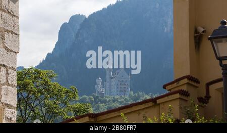 Castello di Neuschwanstein in baviera vista da hohenschwangau, germania nuvoloso umore montagna Foto Stock