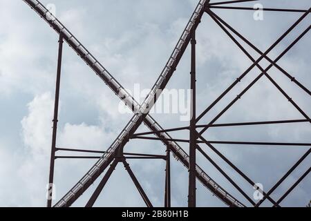 dettaglio delle curve a rulli e del telaio in acciaio Foto Stock