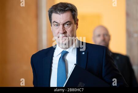 Monaco, Germania. 19 Mar 2020. Markus Söder (CSU), primo ministro bavarese, si presenta al parlamento bavarese per una sessione plenaria. Il tema della sessione è una dichiarazione governativa che comprende dibattiti sulla crisi dei coronavirus in Baviera. Credit: Sven Hoppe/dpa/Alamy Live News Foto Stock