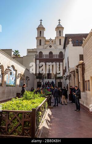 Cairo, Egitto - 25 Dic 2019: Il cortile nella chiesa sospesa decorato con disegni biblici di arte moderna Foto Stock