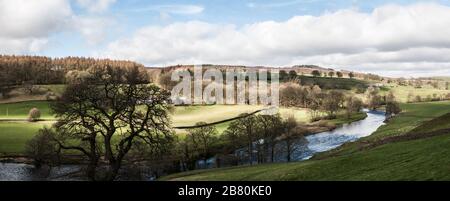 Intorno al Regno Unito - un'immagine panoramica della Wharfedale Valley sulla Bolton Abbey Estate, vicino Skipton, Regno Unito Foto Stock