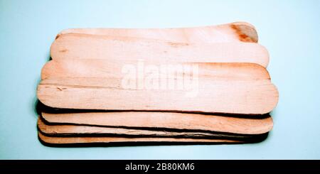 Bastoncini di legno isolati su sfondo bianco Foto Stock