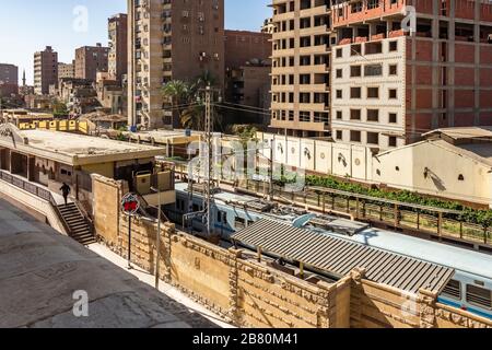 Cairo, Egitto - 25 Dic 2019: La stazione della metropolitana Mar Girgis sulla linea 1 è la stazione più vicina per visitare la chiesa di Hanging e la chiesa di St Georges Foto Stock