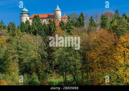 14 secolo il castello ducale di Lubomirski si trova nel villaggio di Stary Wiśnicz, provincia di Lesser Poland, Polonia. Foto Stock