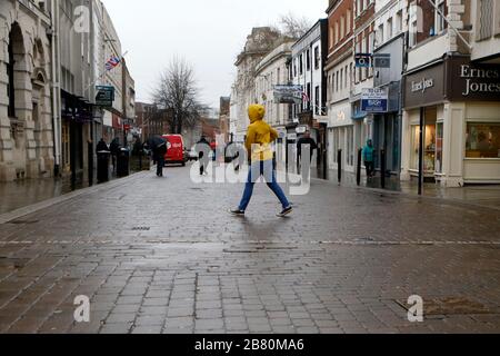 Gloucester, Regno Unito. 19 marzo 2020. UK Coronavirus, Covid-19, Northgate Street, Gloucester. Le strade di Gloucester, Inghilterra, quasi vuote a causa delle distanze sociali e di autoisolamento richieste dal governo britannico durante la pandemia di coronavirus. Credito: Andrew Higgins/Thousand Word Media Ltd/Alamy Live News Foto Stock