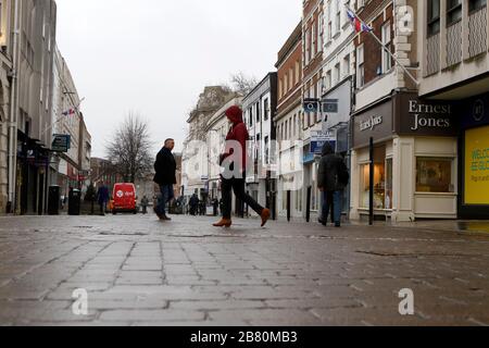 Gloucester, Regno Unito. 19 marzo 2020. UK Coronavirus, Covid-19, Northgate Street, Gloucester. Le strade di Gloucester, Inghilterra, quasi vuote a causa delle distanze sociali e di autoisolamento richieste dal governo britannico durante la pandemia di coronavirus. Credito: Andrew Higgins/Thousand Word Media Ltd/Alamy Live News Foto Stock