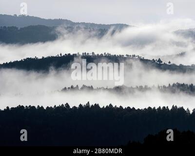 Nebbia sulle montagne che circondano Montserrat Mountain Natural Park, Bages, Barcellona, Catalogna, Europa Foto Stock