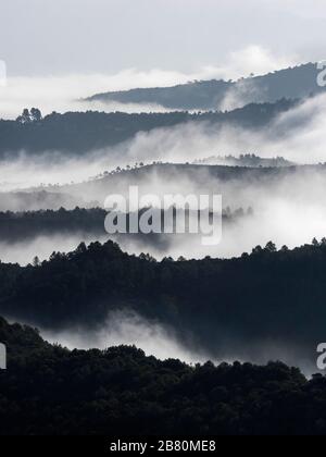 Nebbia sulle montagne che circondano Montserrat Mountain Natural Park, Bages, Barcellona, Catalogna, Europa Foto Stock