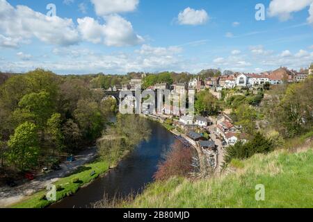 Soleggiata vista estiva della città di Knaresborough nel North Yorkshire che mostra la ferrovia Viaduct, Nidd Gorge e il fiume Nidd Foto Stock