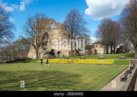 Vista primaverile dei giardini e del castello di Knaresborough, una volta fortezza medievale, ora una popolare attrazione turistica in questa città dello Yorkshire Foto Stock