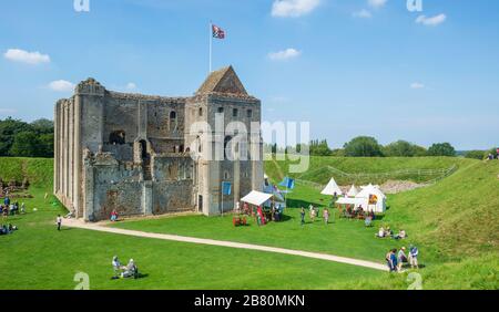 Accampamento di una società medievale di re-enactment nel bailey interno di Castello Rising a Norfolk Foto Stock