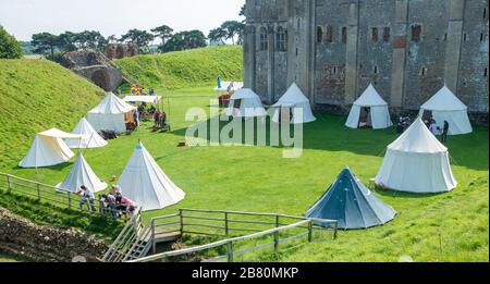 Accampamento di una società medievale di re-enactment nel bailey interno di Castello Rising a Norfolk Foto Stock