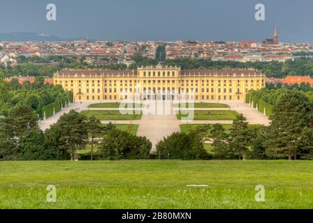 Schönbrunn Vienna vista aerea da Gloriette con Vienna sullo sfondo Foto Stock