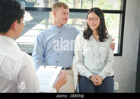 phychiatrist phychologist counselor terapeuta consulenza dando rapporto di consulenza a coppia. terapia di consiglio di matrimoni Foto Stock