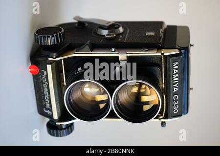 BUCURESTI, ROMANIA - Mar 15, 2020: Vecchia fotocamera e obiettivo vintage Mamiya C3 C330 Foto Stock