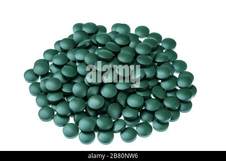 Integratori vitaminici e minerali per vegetariani spirulina in compresse su fondo bianco, primo piano Foto Stock