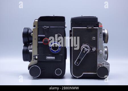 BUCURESTI, ROMANIA - Mar 15, 2020: Vecchia fotocamera e obiettivo vintage Mamiya C3 C330 Foto Stock