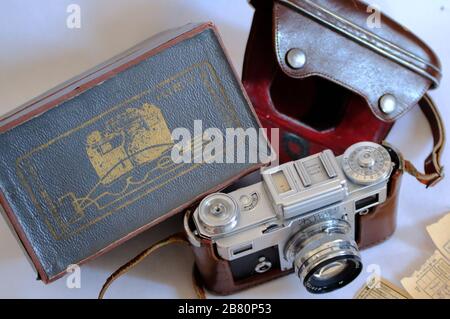 BUCURESTI, ROMANIA - Mar 15, 2020: Vecchia vintage russo Kiev rangefinder foto macchina fotografica e obiettivo Foto Stock