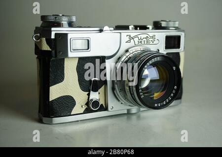 BUCURESTI, ROMANIA - Mar 15, 2020: Vecchia vintage russo Kiev rangefinder fotocamera e obiettivo con pelle zebra Foto Stock