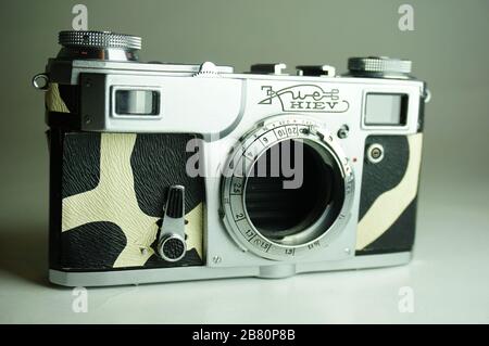 BUCURESTI, ROMANIA - Mar 15, 2020: Vecchia vintage russo Kiev rangefinder fotocamera e obiettivo con pelle zebra Foto Stock