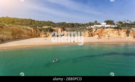 I giovani in una lezione pratica di surf, stare sulle tavole con gli arri. Portogallo Algarve Foto Stock