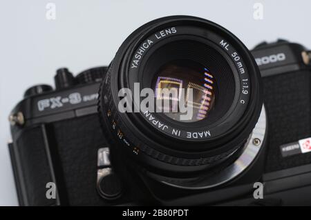 BUCURESTI, ROMANIA - Mar 15, 2020: Vecchia fotocamera e obiettivo vintage Yashica Foto Stock