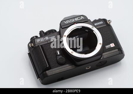 BUCURESTI, ROMANIA - Mar 15, 2020: Vecchia fotocamera e obiettivo vintage Yashica Foto Stock