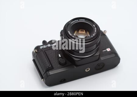 BUCURESTI, ROMANIA - Mar 15, 2020: Vecchia fotocamera e obiettivo vintage Yashica Foto Stock