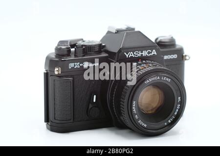 BUCURESTI, ROMANIA - Mar 15, 2020: Vecchia fotocamera e obiettivo vintage Yashica Foto Stock