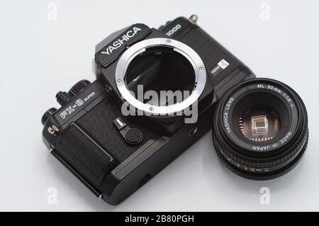 BUCURESTI, ROMANIA - Mar 15, 2020: Vecchia fotocamera e obiettivo vintage Yashica Foto Stock