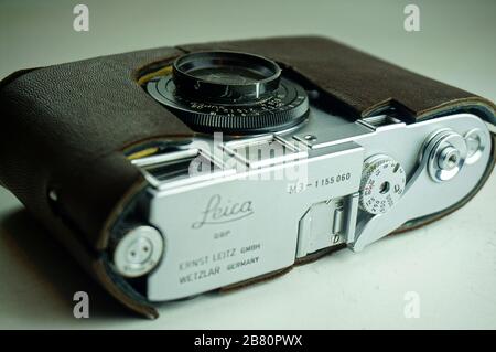 BUCURESTI, ROMANIA - Mar 15, 2020: Vecchia cinepresa d'epoca in argento cromato Leica M2 M3 Foto Stock