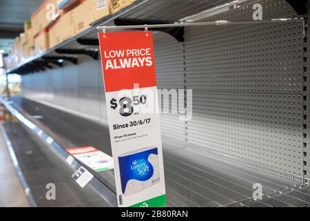 Australia scaffali del supermercato vuoti e nessuna carta igienica sugli scaffali, Sydney, Australia Foto Stock