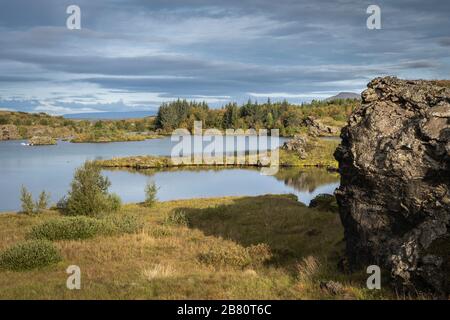 Paesaggio tranquillo con monoliti lavici solitari al Lago Myvatn in Islanda del nord Foto Stock