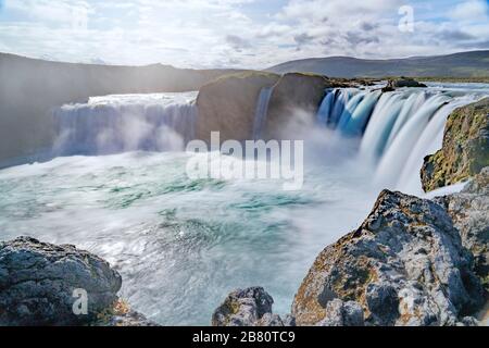 Cascata Godafoss, nebbia da spruzzi d'acqua in una mattina nuvolosa, Islanda Foto Stock